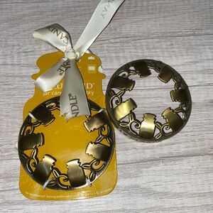 2 NWT Yankee Candle Lid Accessory